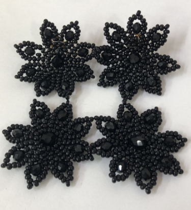 ARETES FLORALES NEGROS
