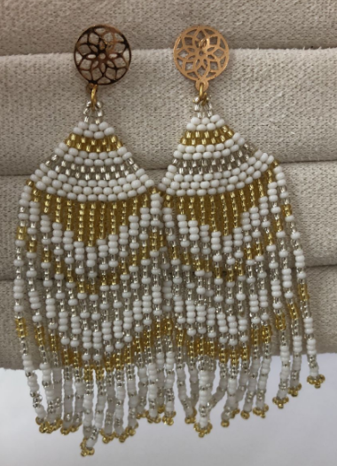 ARETES FLECOS BLANCO Y DORADO